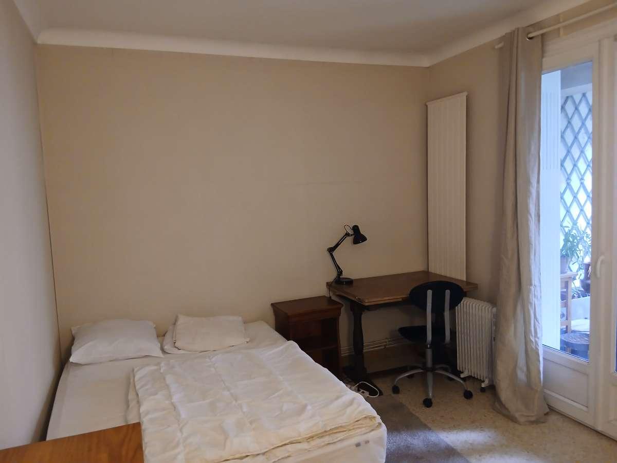 Colocation à Montpellier : Chambre avec bureau · Montpellier (49 m² le logement) (photo 2/6)