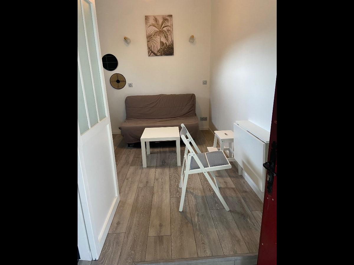 Colocation à Paris — Chambre avec bureau · Paris (39 m² le logement) Colocation à Paris — Chambre avec bureau · Paris (39 m² le logement)