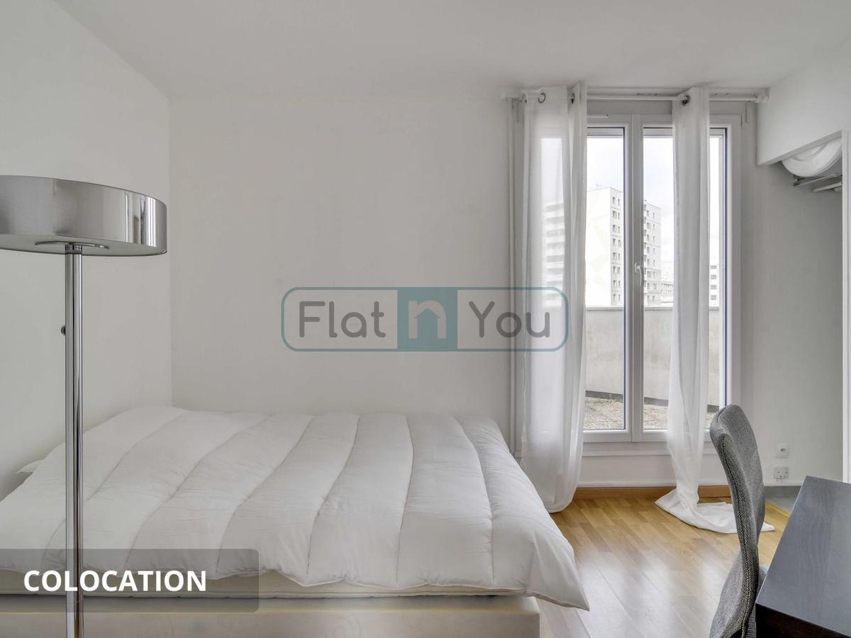 Colocation à Nanterre : Chambre avec bureau · Nanterre (42 m² le logement) (photo 2/6)