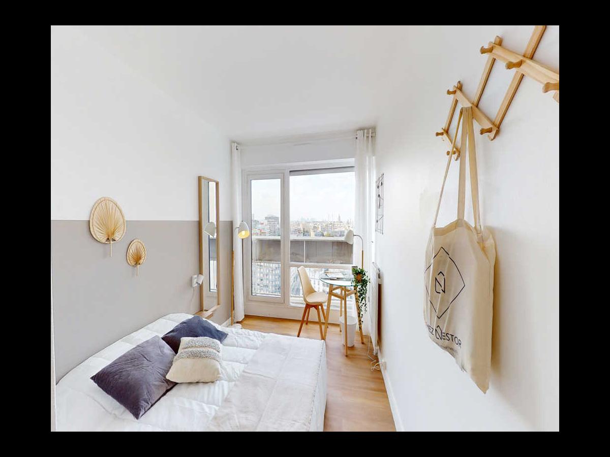 Colocation à Paris — Chambre avec bureau · Paris (43 m² le logement) Colocation à Paris — Chambre avec bureau · Paris (43 m² le logement)
