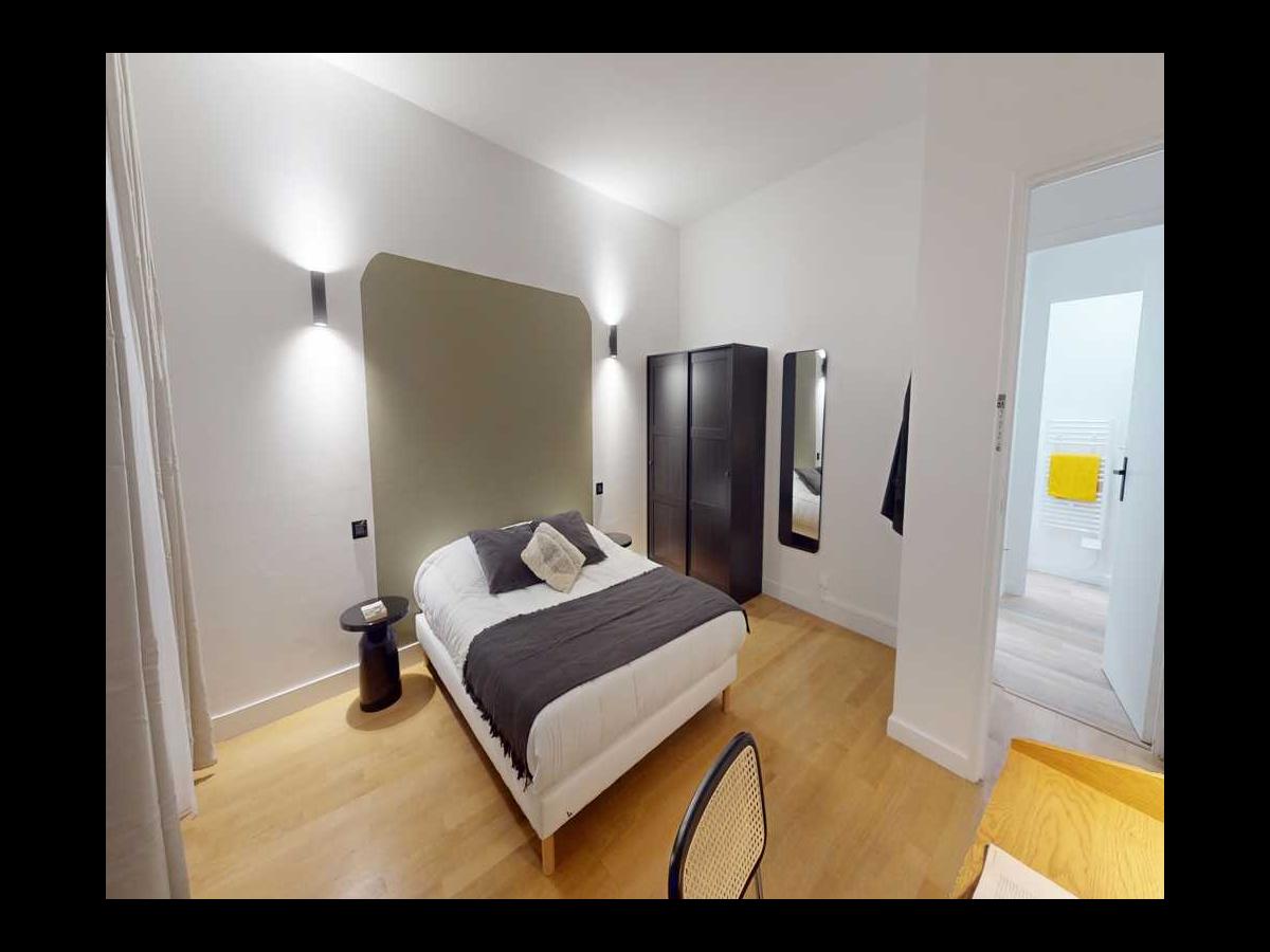 Colocation à Marseille : Chambre avec bureau · Marseille (84 m² le logement) (photo 4/6)