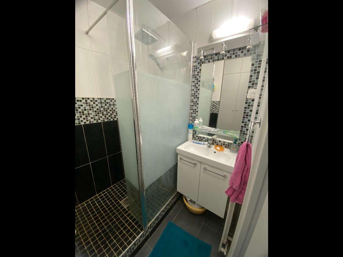 Colocation à Nanterre : Chambre avec bureau · Nanterre (74 m² le logement) (photo 3/6)