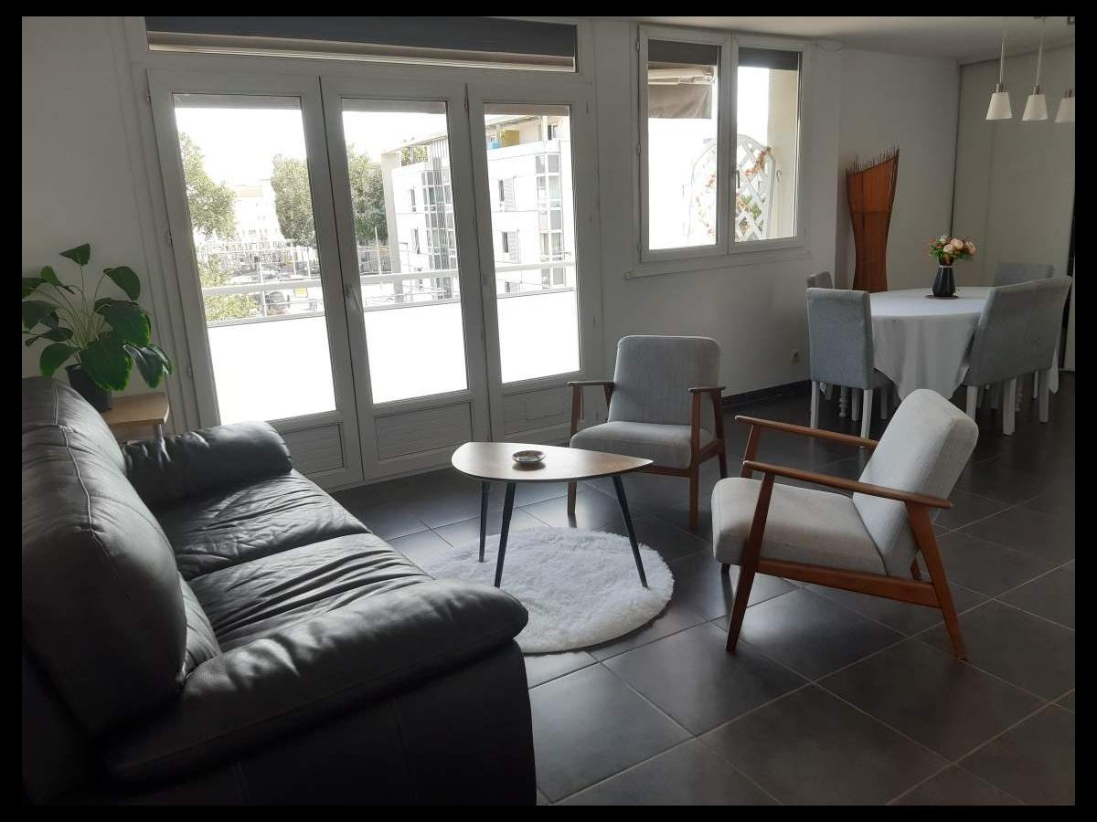 Colocation à Paris : Chambre avec bureau · Paris (72 m² le logement) (photo 2/6)
