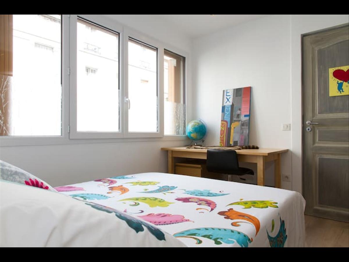 Colocation à Strasbourg : Chambre avec bureau · Strasbourg (74 m² le logement) (photo 4/6)