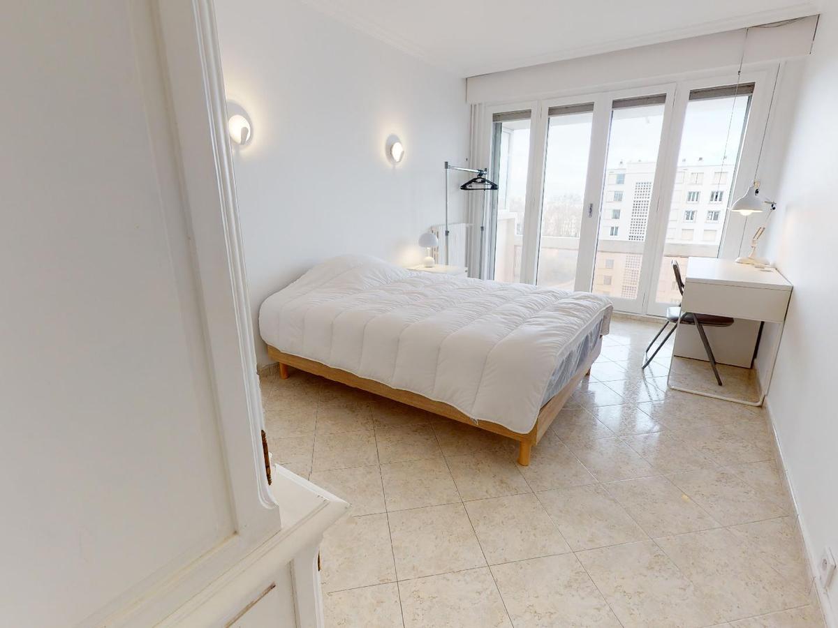 Colocation à Paris : Chambre avec bureau · Paris (83 m² le logement) (photo 1/6)