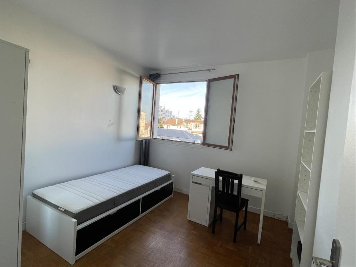 Colocation à Lyon : Chambre avec bureau · Lyon (35 m² le logement) (photo 5/6)