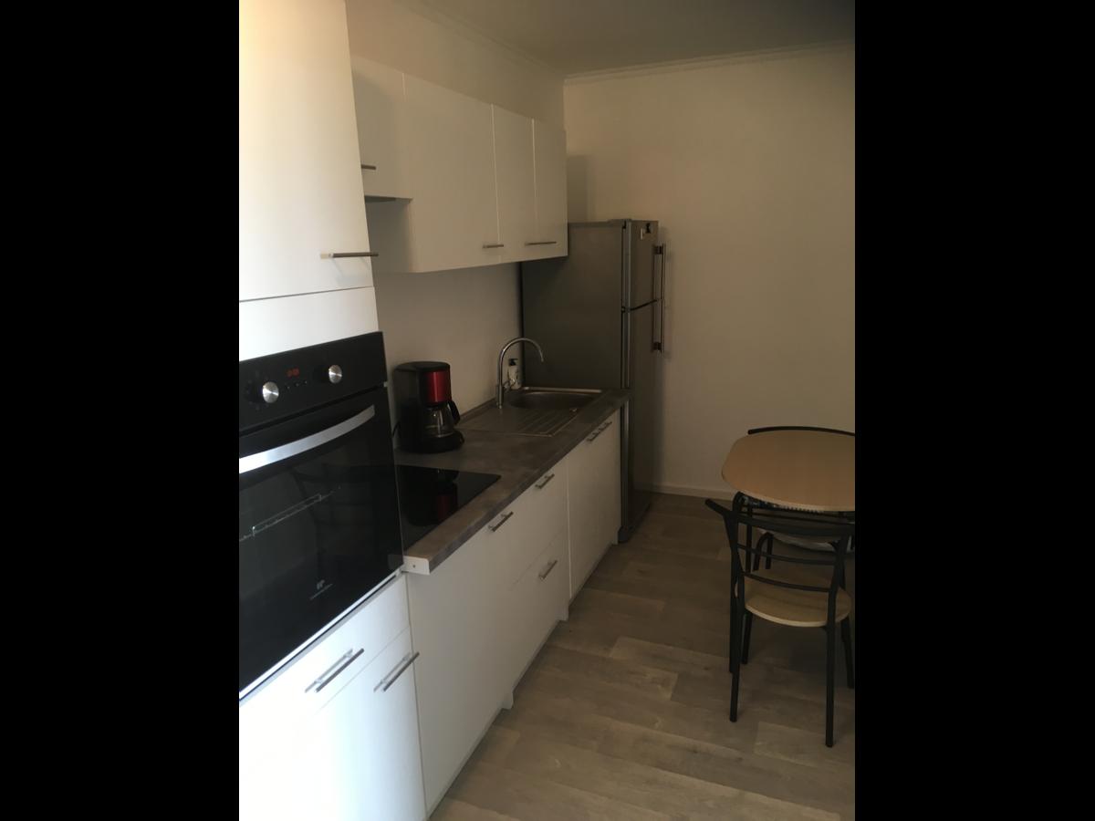 Colocation à Valence — Chambre avec bureau · Valence (96 m² le logement) Colocation à Valence — Chambre avec bureau · Valence (96 m² le logement)