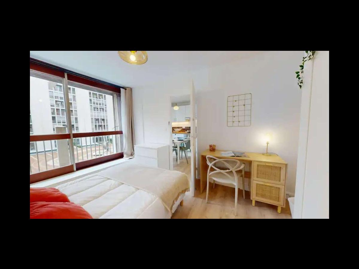 Colocation à Paris : Chambre lumineuse · Paris — 4 pièces au total (photo 2/6)