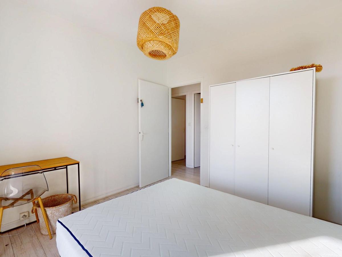 Colocation à Lyon : Chambre lumineuse · Lyon — 4 pièces au total (photo 3/6)