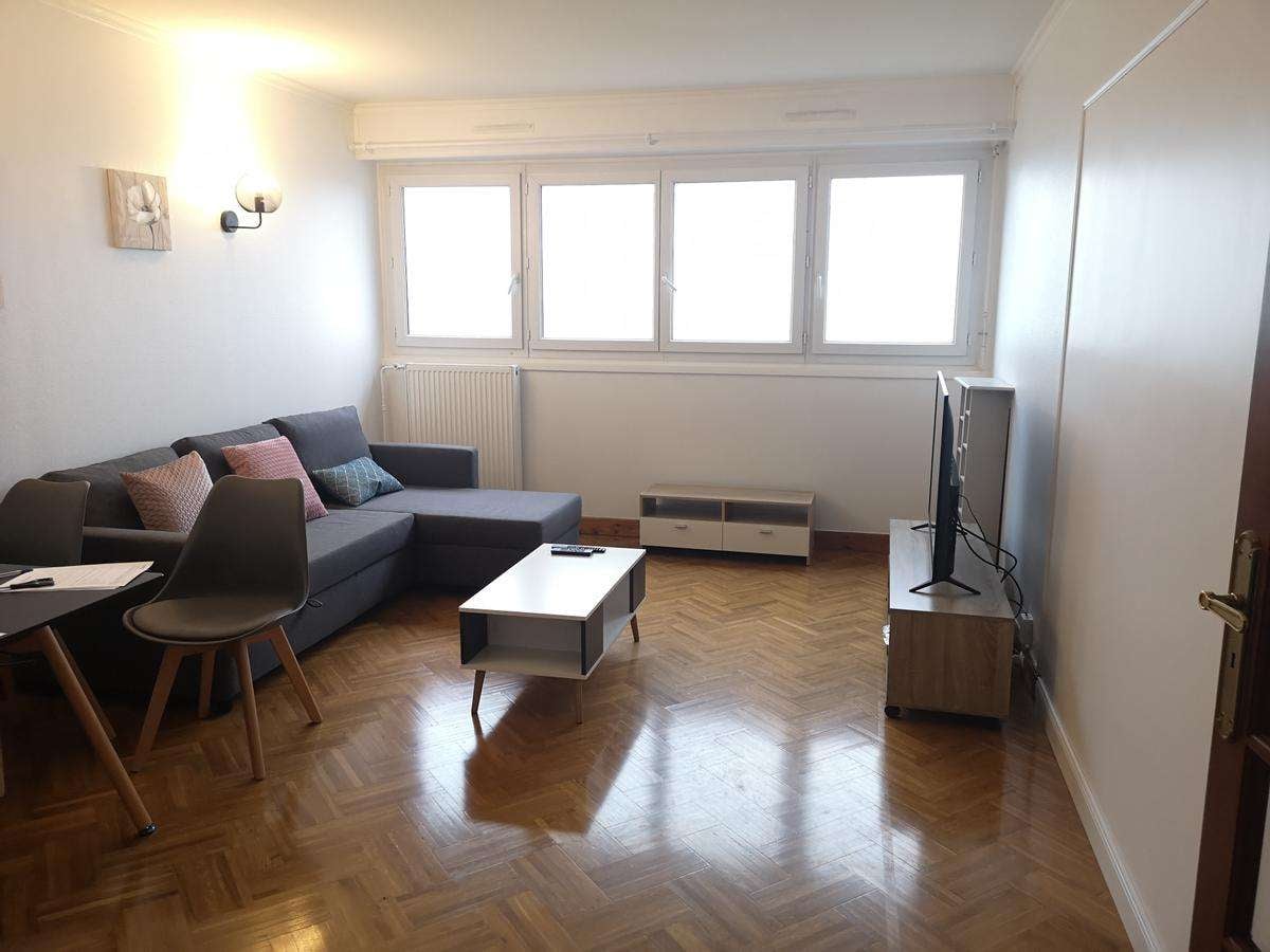 Colocation à Poitiers : Chambre avec bureau · Poitiers (37 m² le logement) (photo 4/6)