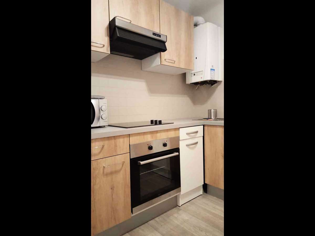 Colocation à Lorient : Chambre avec bureau · Lorient (90 m² le logement) (photo 2/6)