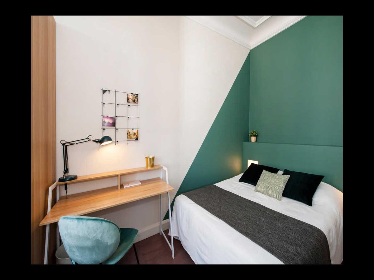 Colocation à Le Havre : Chambre avec bureau · Le Havre (86 m² le logement) (photo 4/6)