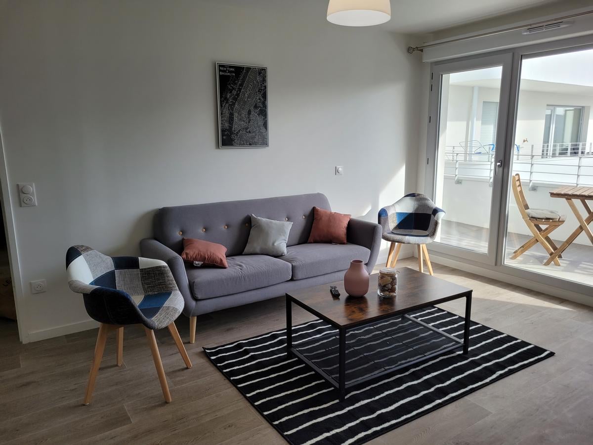 Colocation à Hyères — 4 colocs / chambre dans appart 44 m² · Hyères Colocation à Hyères — 4 colocs / chambre dans appart 44 m² · Hyères