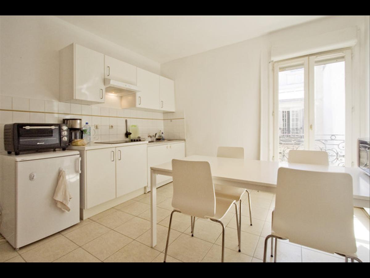 Colocation à Bourges — Chambre lumineuse · Bourges — 5 pièces au total Colocation à Bourges — Chambre lumineuse · Bourges — 5 pièces au total
