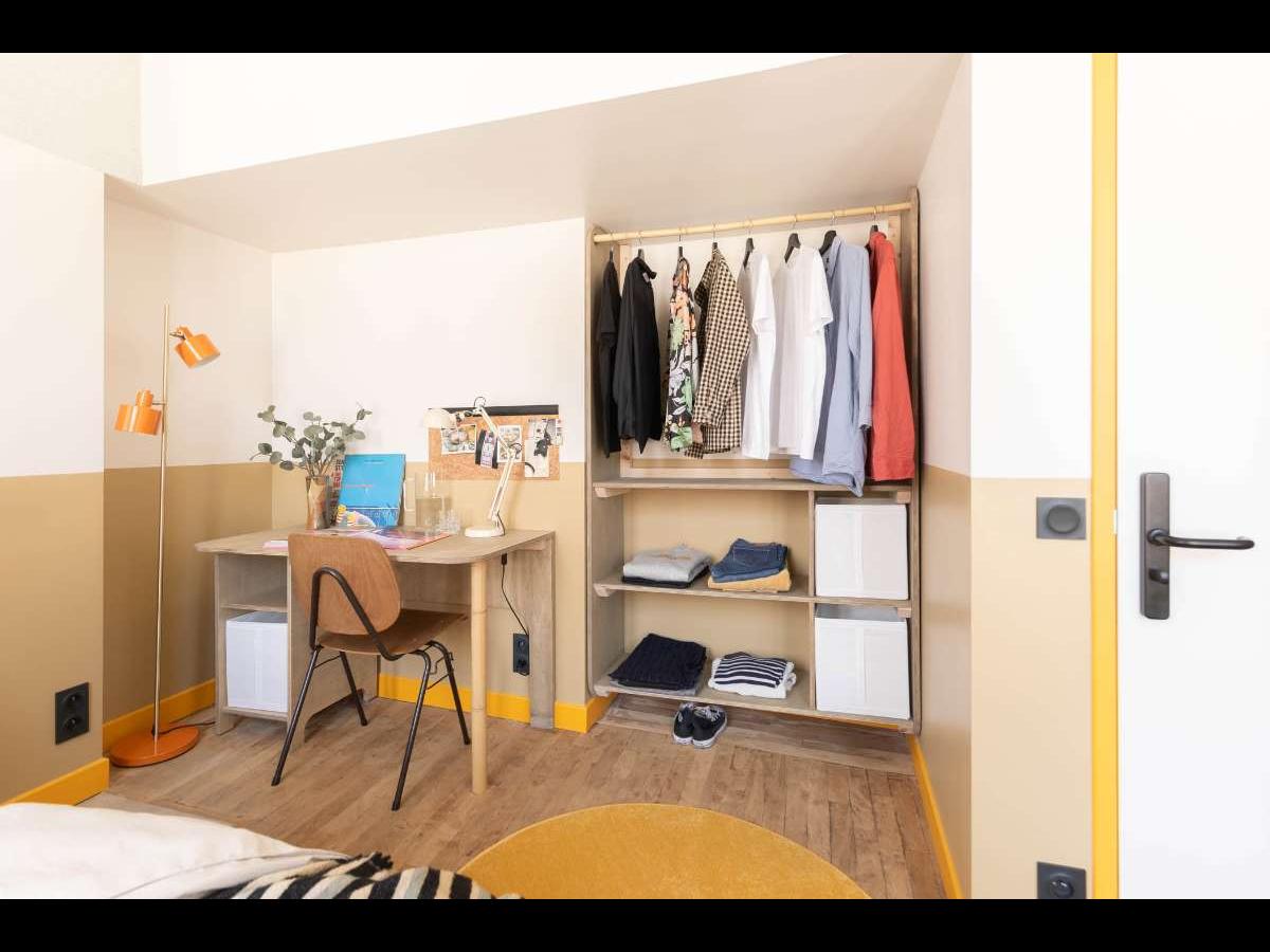 Colocation à Nantes : Chambre avec bureau · Nantes (84 m² le logement) (photo 4/6)