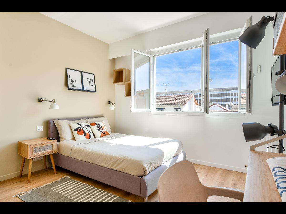 Colocation à Rodez : Chambre avec bureau · Rodez (59 m² le logement) (photo 2/6)