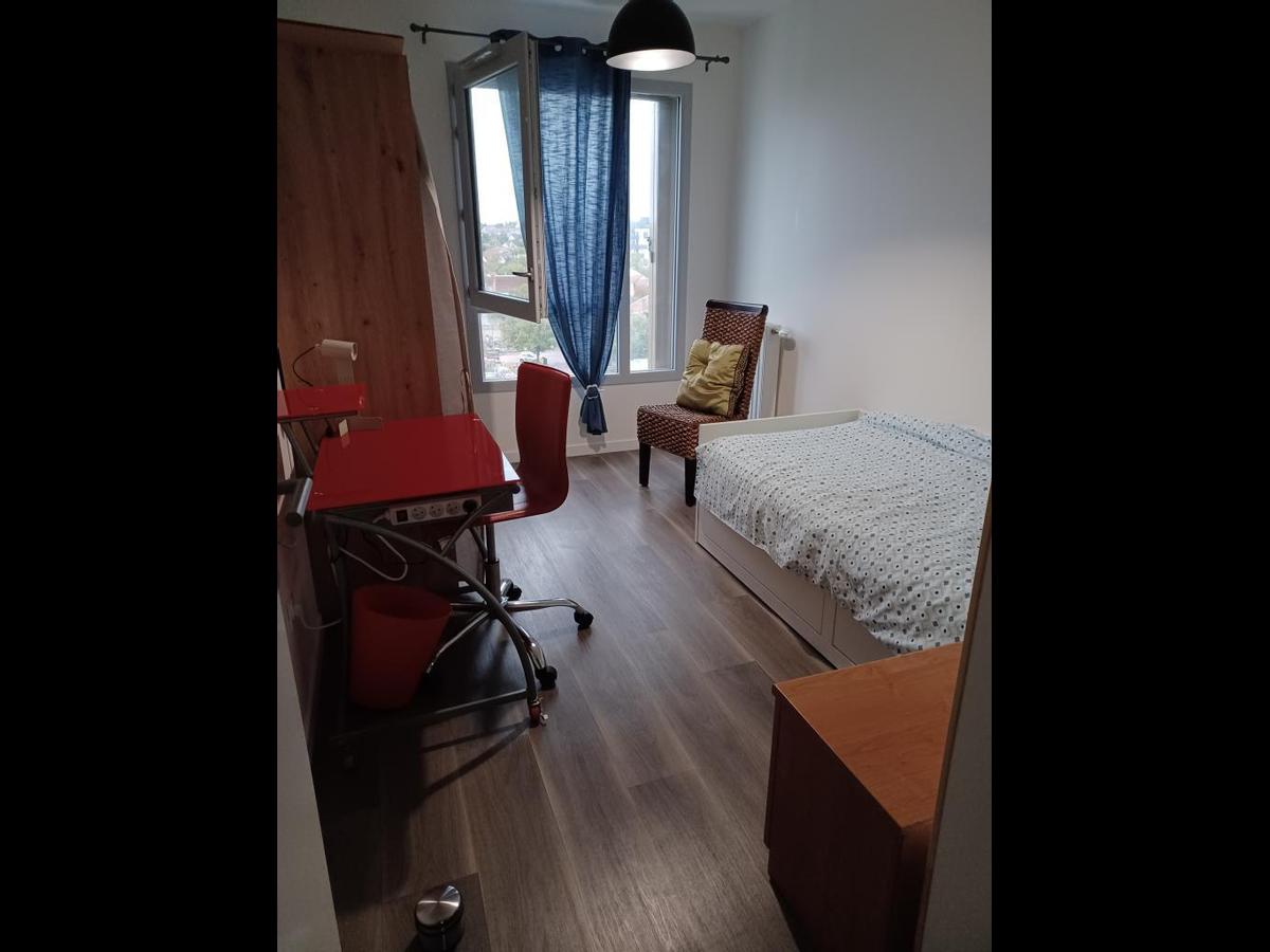 Colocation à Périgueux — Chambre avec bureau · Périgueux (79 m² le logement)