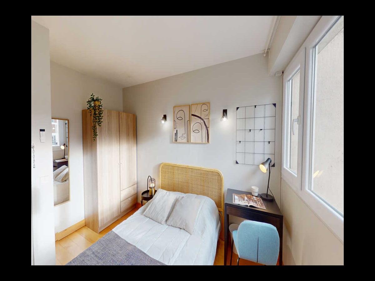 Colocation à Versailles : Chambre avec bureau · Versailles (58 m² le logement) (photo 4/6)