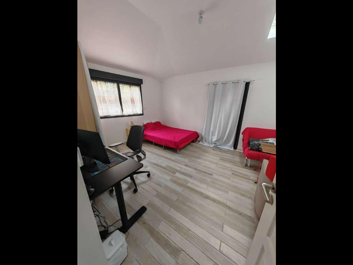 Colocation à Grenoble : Chambre avec bureau · Grenoble (75 m² le logement) (photo 4/6)