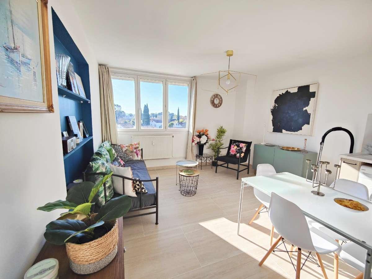 Colocation à Strasbourg : Chambre avec bureau · Strasbourg (67 m² le logement) (photo 3/6)