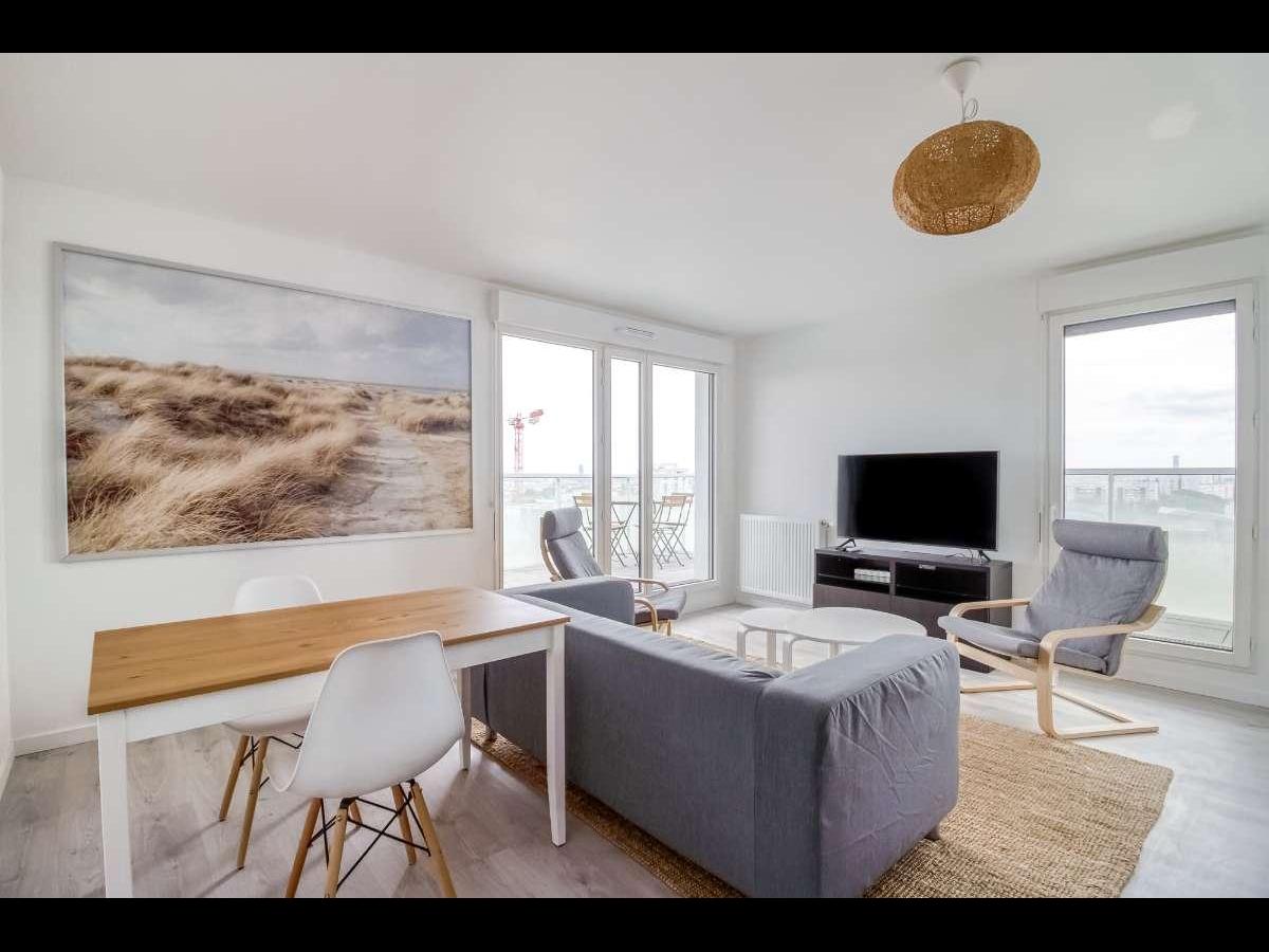Colocation à Strasbourg : Chambre avec bureau · Strasbourg (74 m² le logement) (photo 3/6)