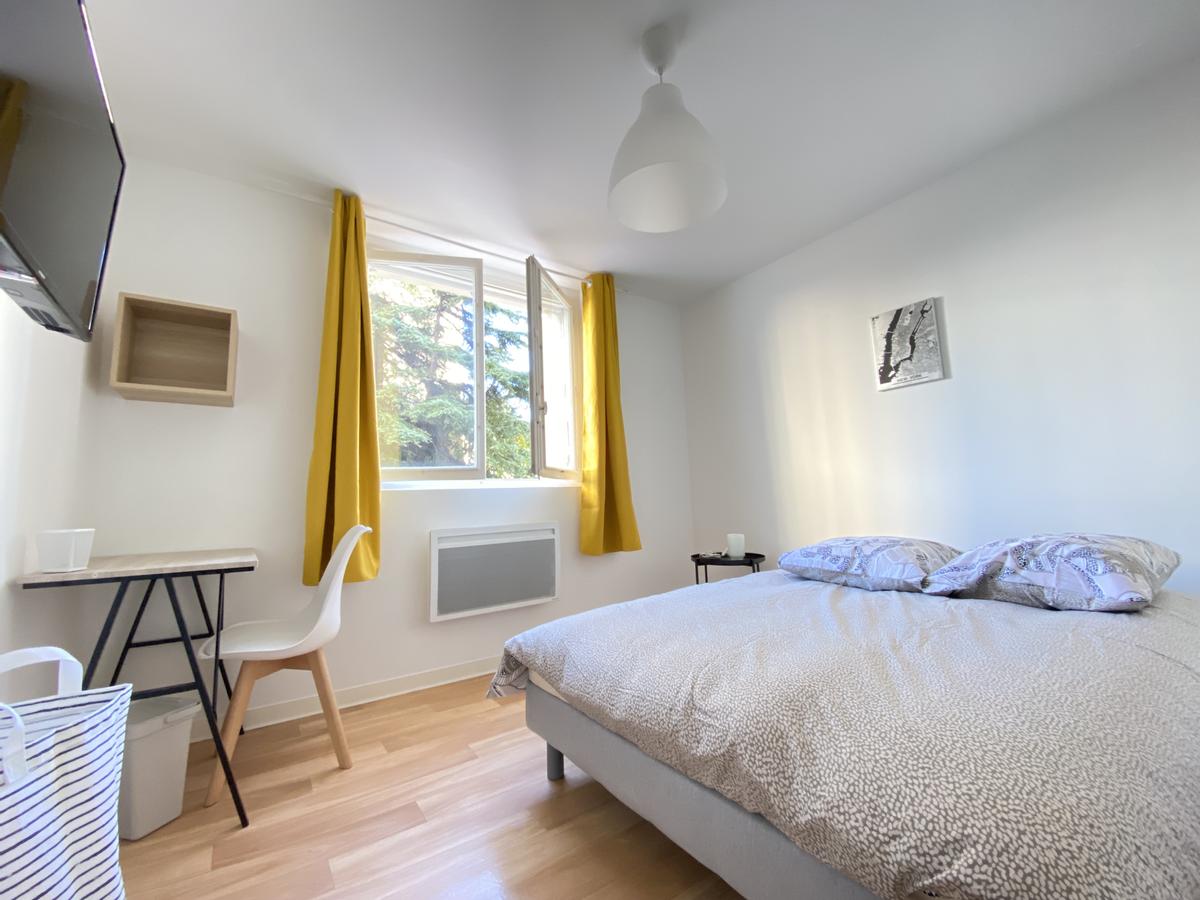Colocation à Cannes : Chambre avec bureau · Cannes (83 m² le logement) (photo 4/6)