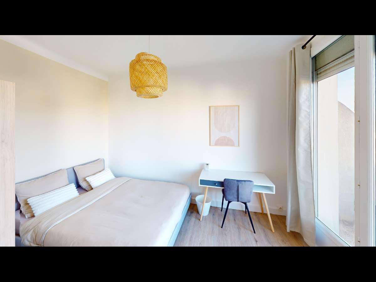 Colocation à Toulon : Chambre lumineuse · Toulon — 2 pièces au total (photo 5/6)