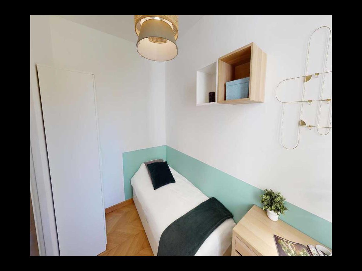 Colocation à Marseille — Chambre avec bureau · Marseille (91 m² le logement) Colocation à Marseille — Chambre avec bureau · Marseille (91 m² le logement)