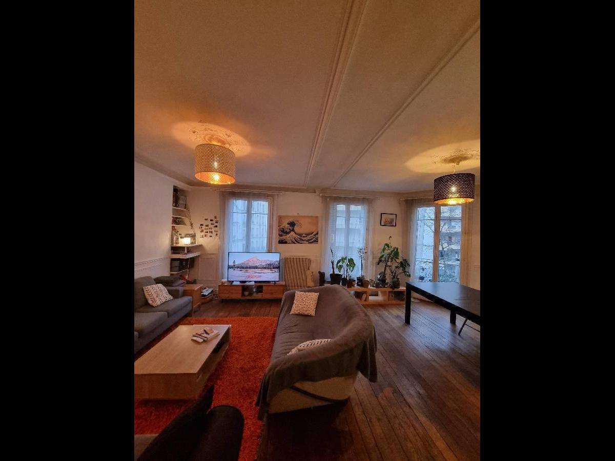 Colocation à Versailles : Chambre avec bureau · Versailles (58 m² le logement) (photo 5/6)