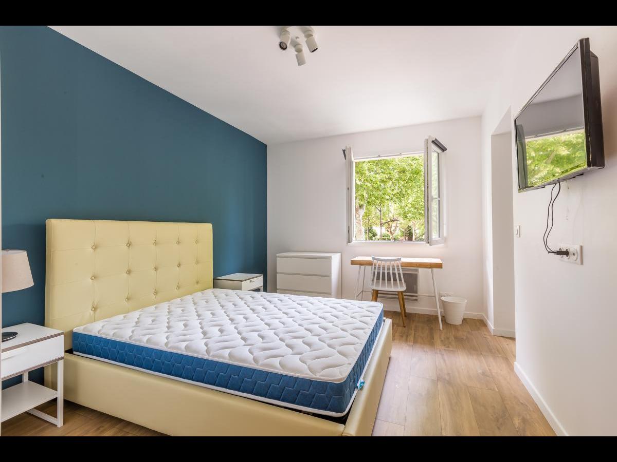 Colocation à Grenoble : Chambre avec bureau · Grenoble (75 m² le logement) (photo 2/6)