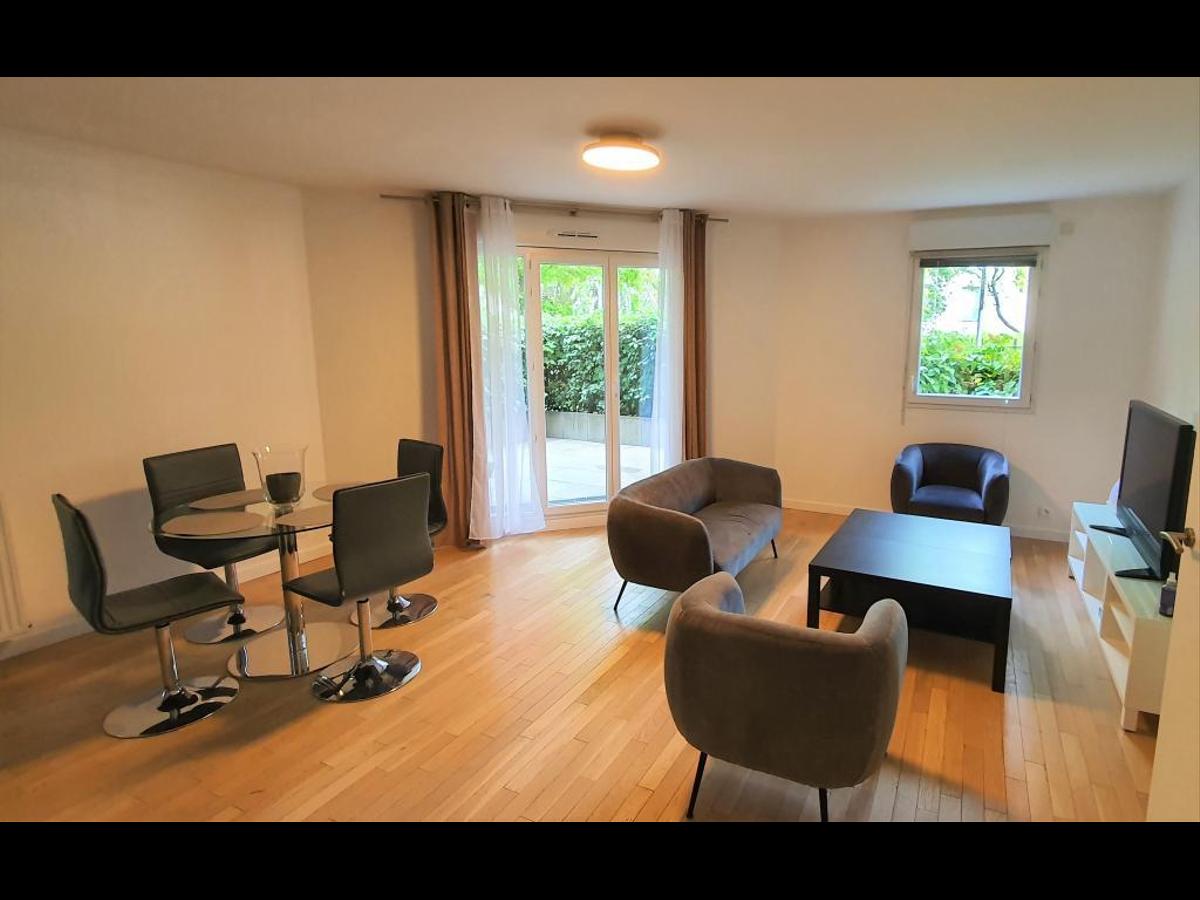 Colocation à Paris : Chambre avec bureau · Paris (73 m² le logement) (photo 1/6)