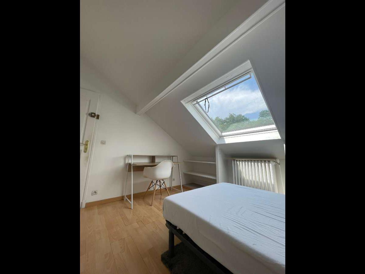 Colocation à Amiens : Chambre avec bureau · Amiens (96 m² le logement) (photo 5/6)