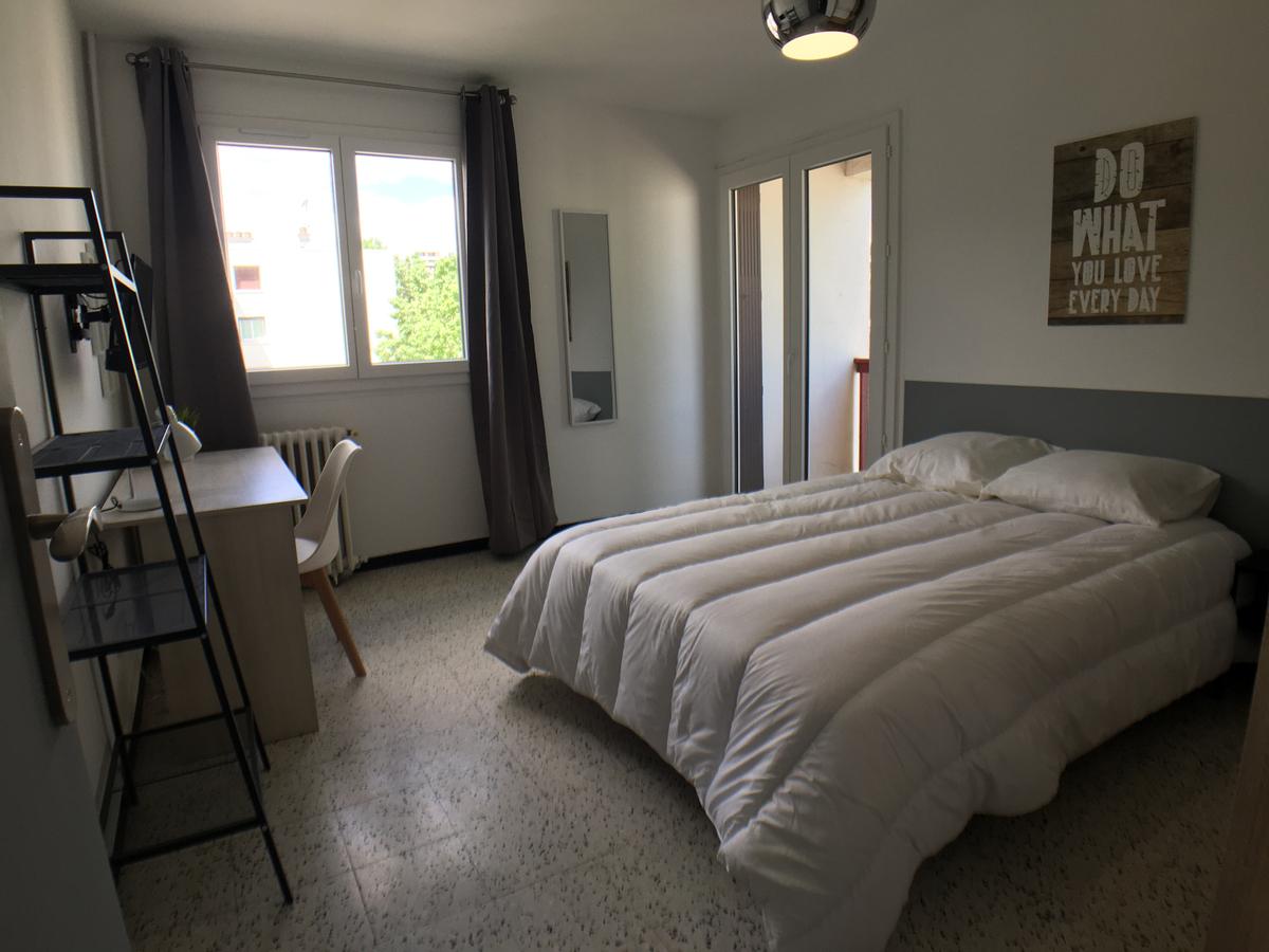 Colocation à Toulouse — Chambre avec bureau · Toulouse (90 m² le logement) Colocation à Toulouse — Chambre avec bureau · Toulouse (90 m² le logement)