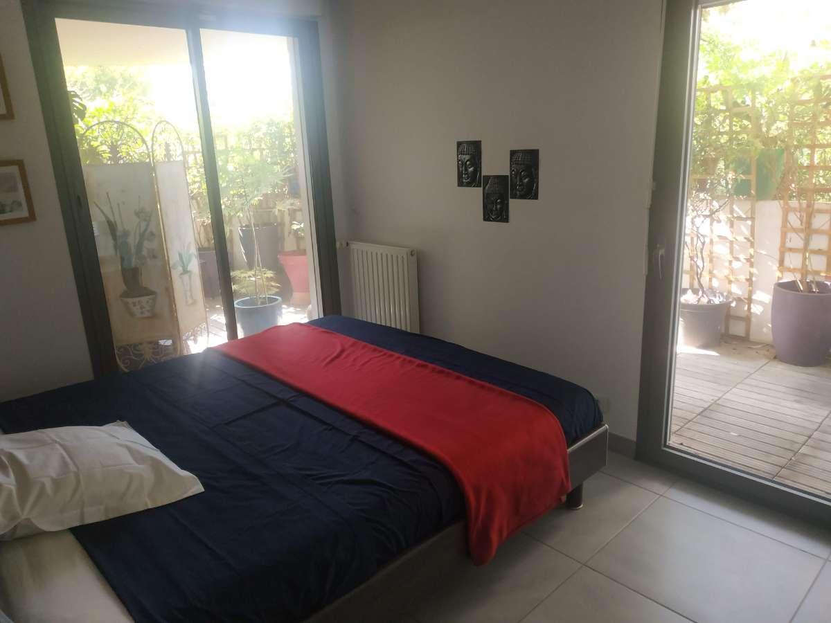Colocation à Annecy — Chambre avec bureau · Annecy (75 m² le logement) Colocation à Annecy — Chambre avec bureau · Annecy (75 m² le logement)
