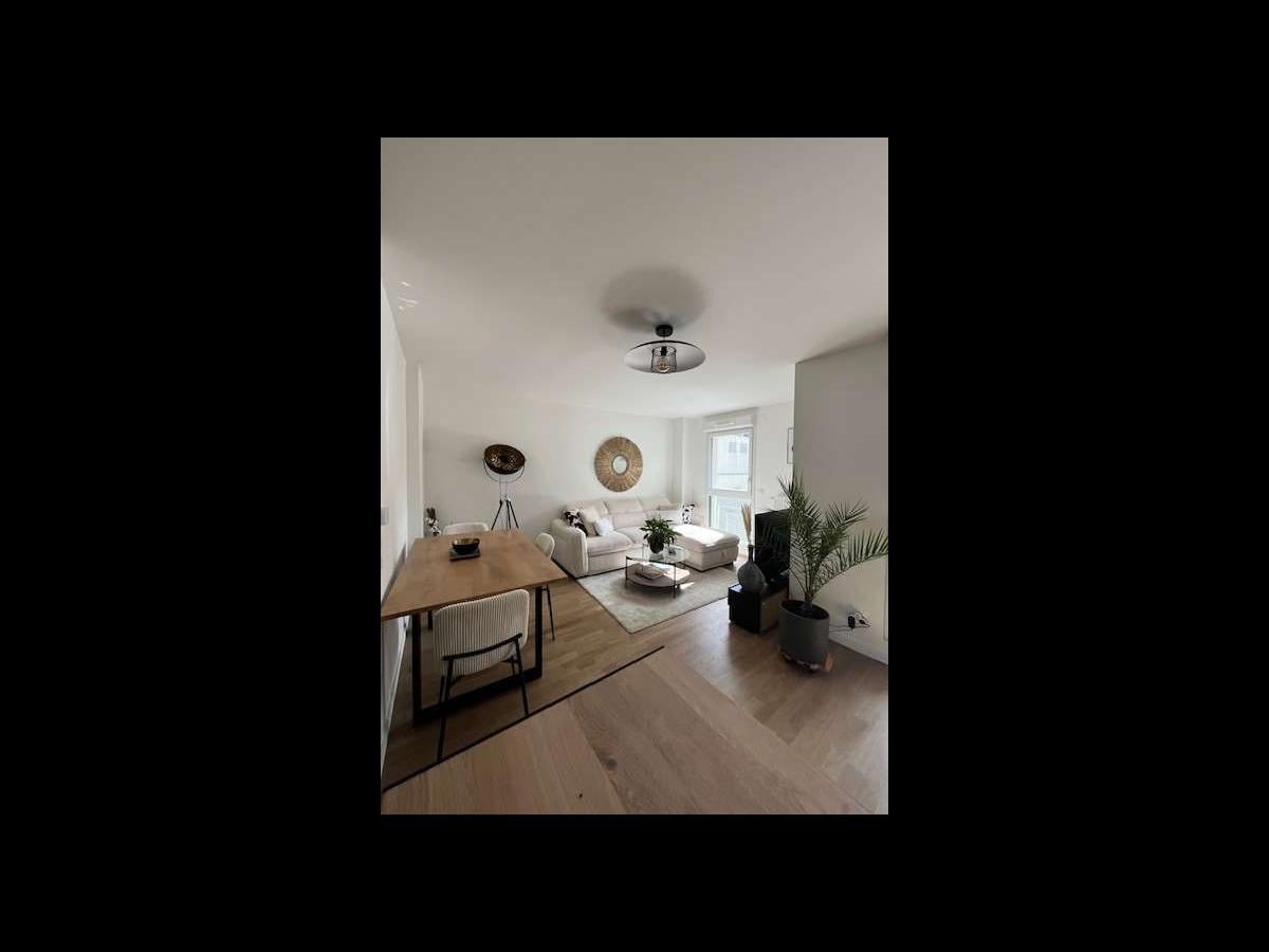 Colocation à Amiens : Chambre avec bureau · Amiens (94 m² le logement) (photo 5/6)