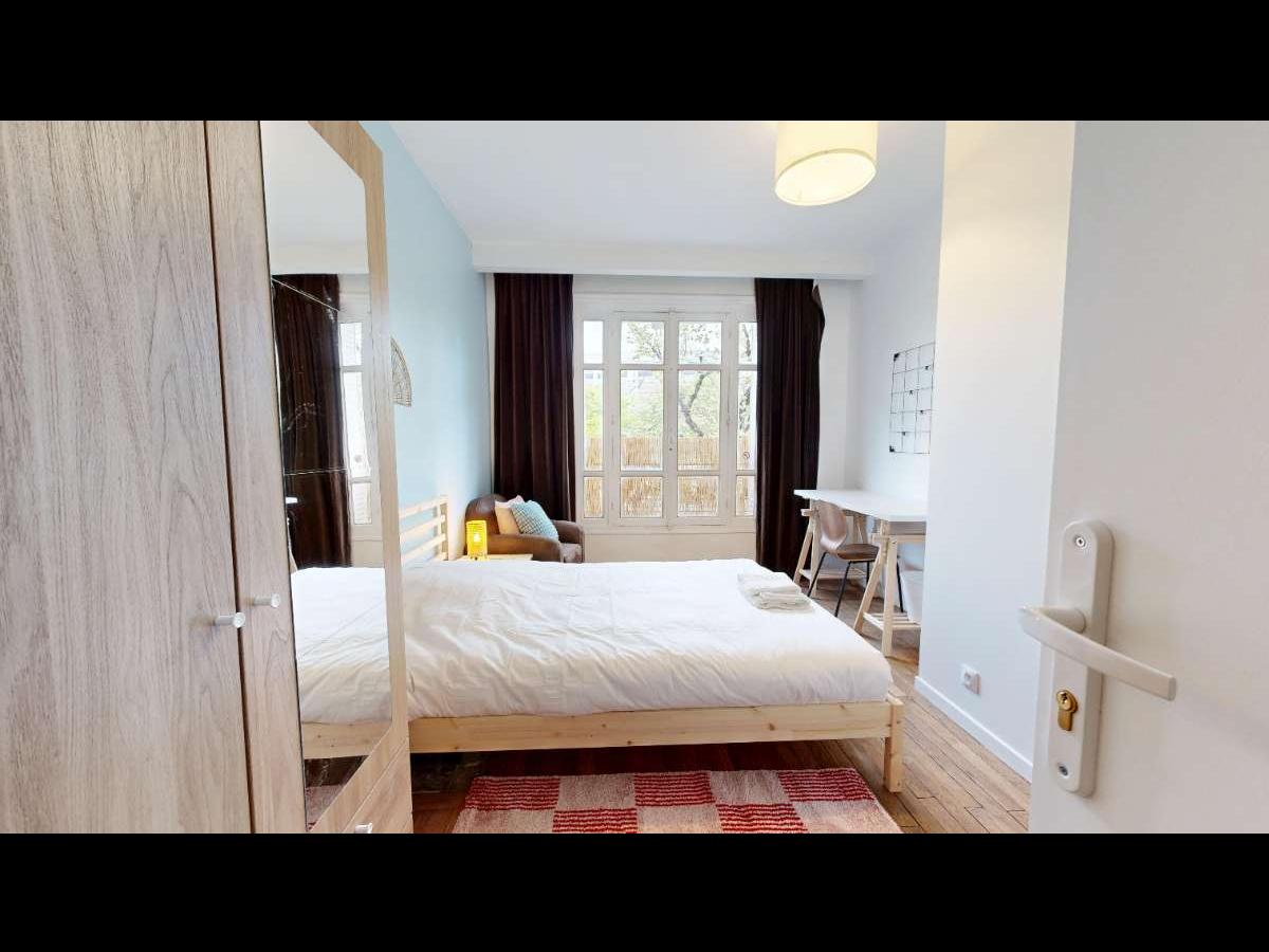 Colocation à Bastia : Chambre avec bureau · Bastia (87 m² le logement) (photo 3/6)