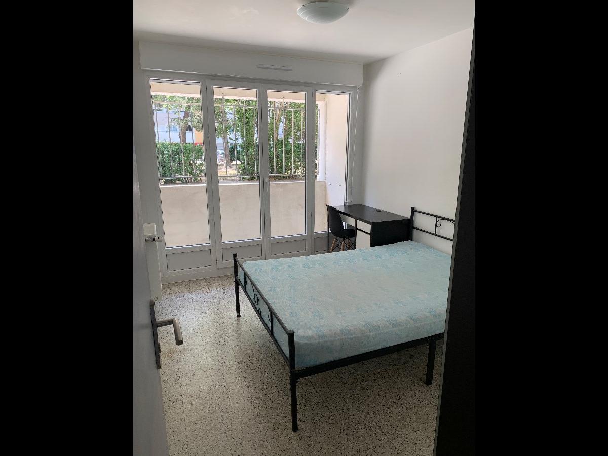 Colocation à Besançon : Chambre lumineuse · Besançon — 5 pièces au total (photo 2/6)