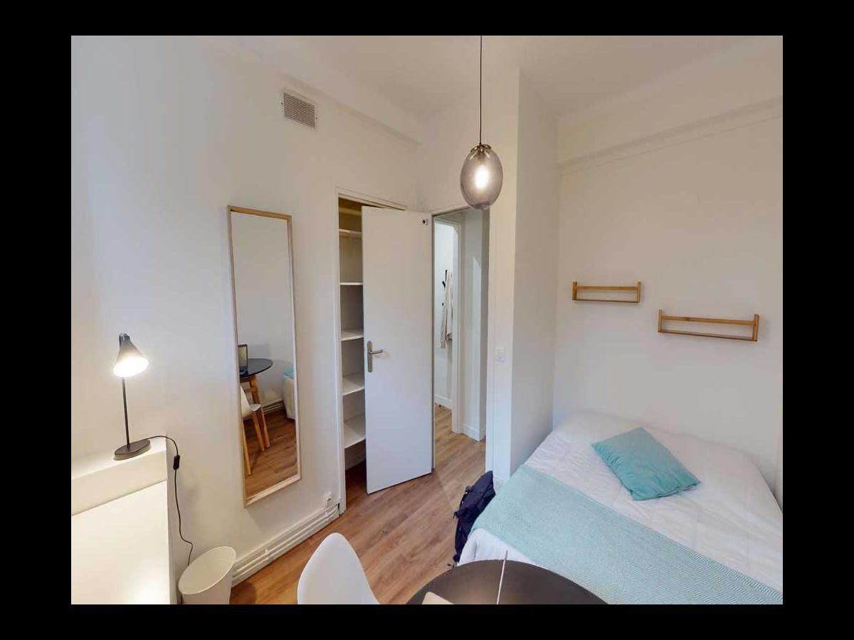 Colocation à Montpellier : Chambre avec bureau · Montpellier (44 m² le logement) (photo 4/6)