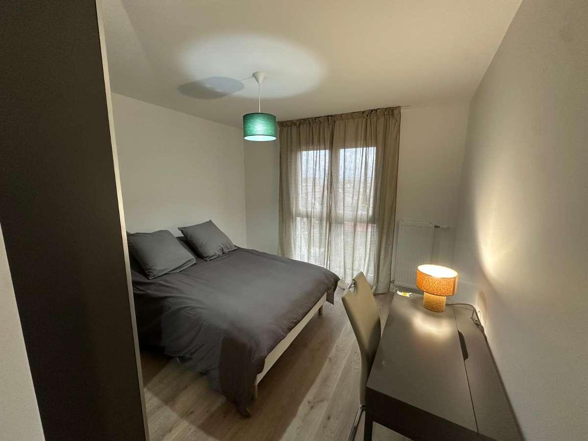 Colocation à Strasbourg : Chambre avec bureau · Strasbourg (59 m² le logement) (photo 2/6)