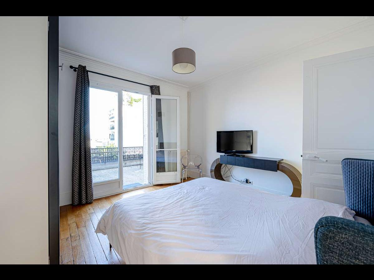 Colocation à Versailles : Chambre avec bureau · Versailles (58 m² le logement) (photo 2/6)