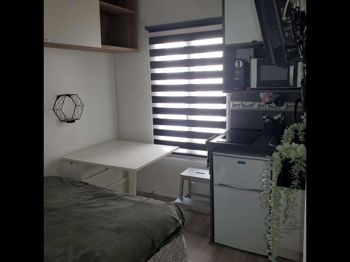 Colocation à Lyon : Chambre avec bureau · Lyon (85 m² le logement) (photo 2/6)