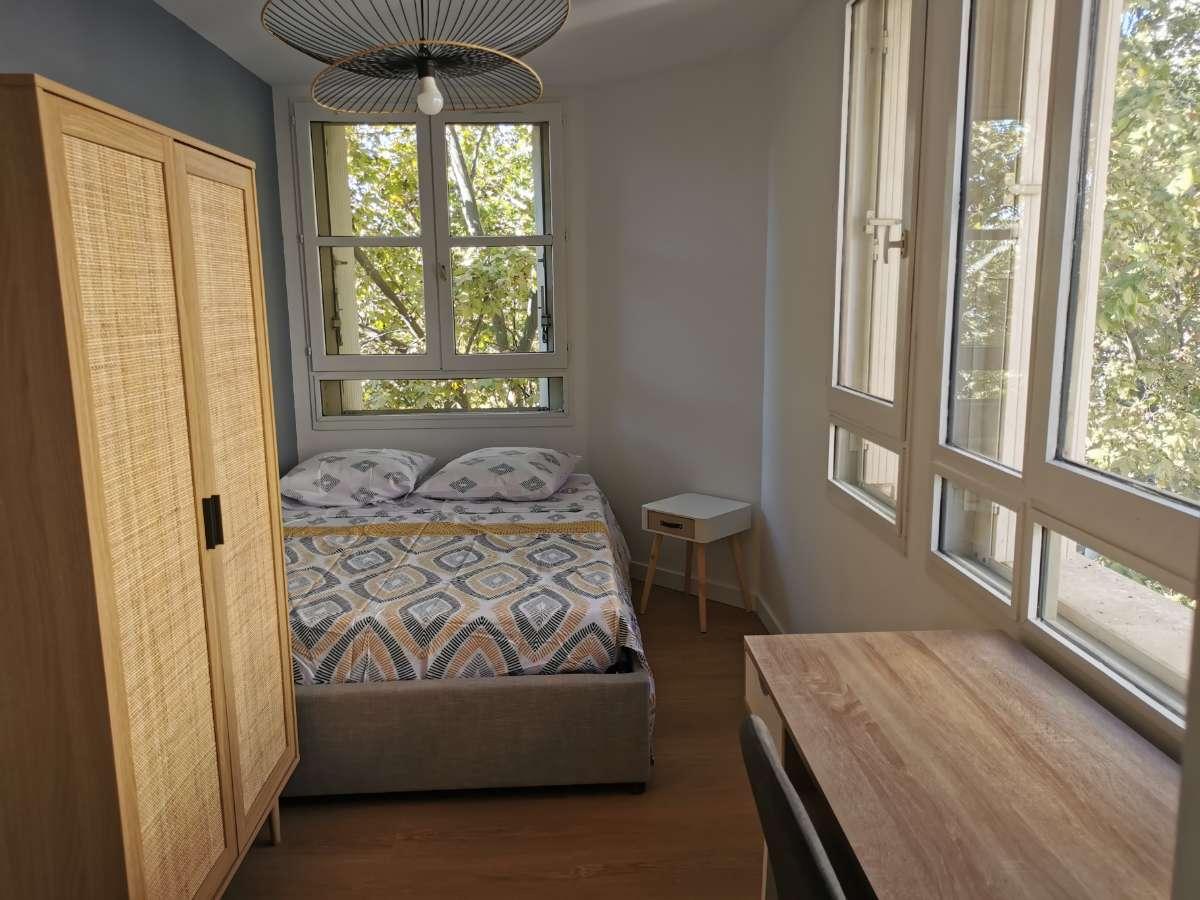 Colocation à Annecy : Chambre avec bureau · Annecy (68 m² le logement) (photo 5/6)