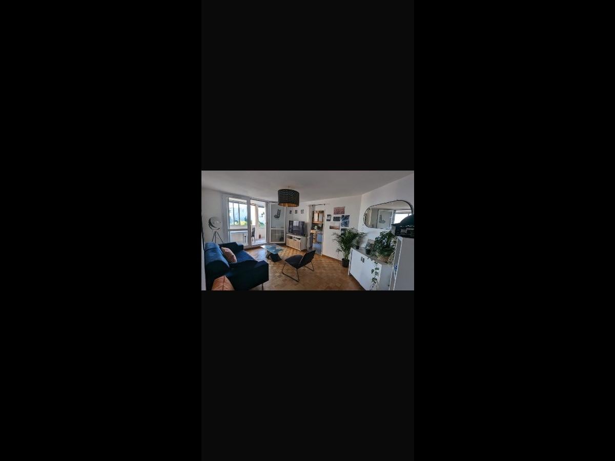 Colocation à Marseille : Chambre avec bureau · Marseille (74 m² le logement) (photo 1/6)