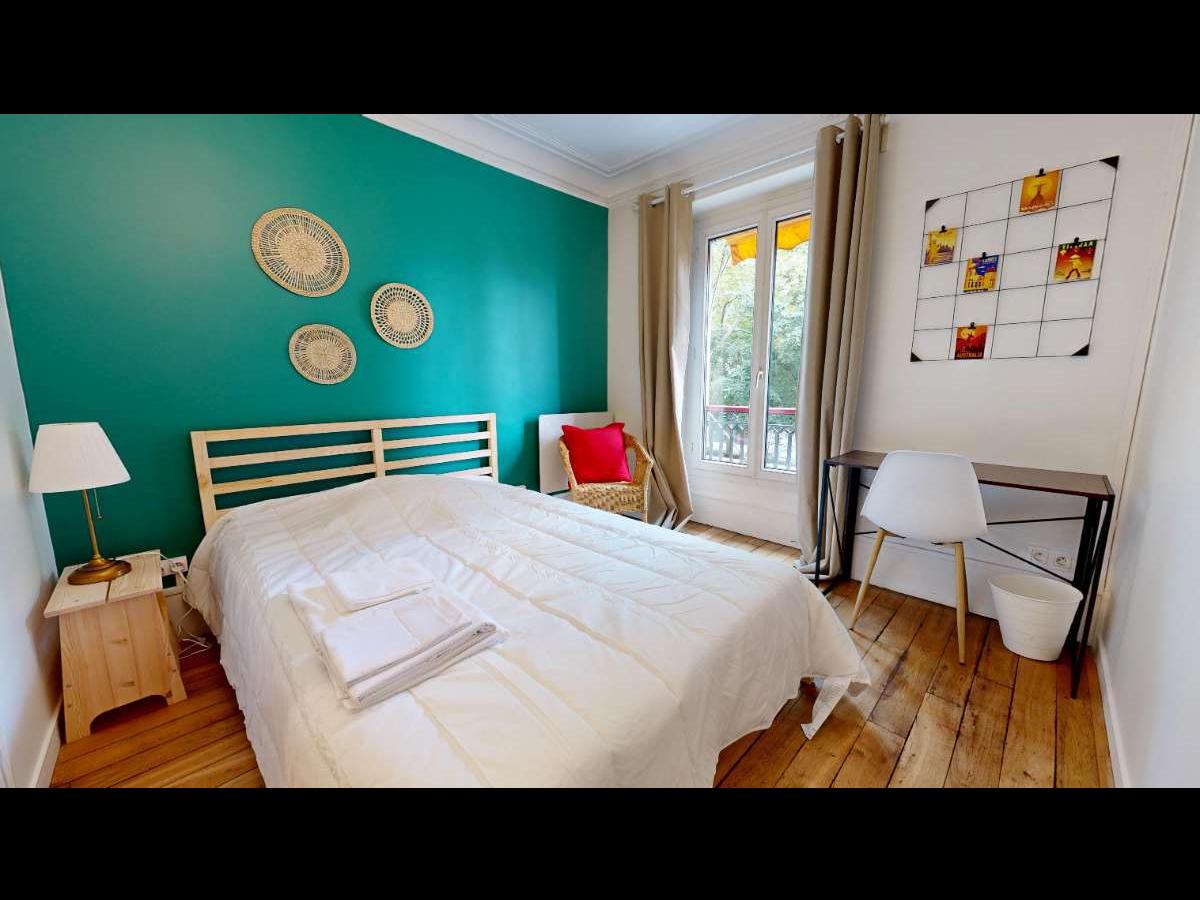 Colocation à Bordeaux : Chambre avec bureau · Bordeaux (83 m² le logement) (photo 2/6)