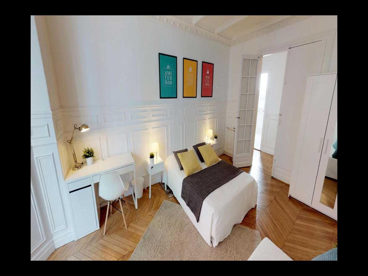 Colocation à Montreuil : Chambre avec bureau · Montreuil (84 m² le logement) (photo 2/6)