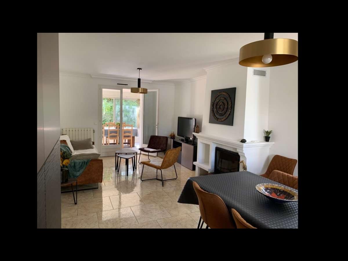 Colocation à Cannes — Chambre avec bureau · Cannes (37 m² le logement) Colocation à Cannes — Chambre avec bureau · Cannes (37 m² le logement)
