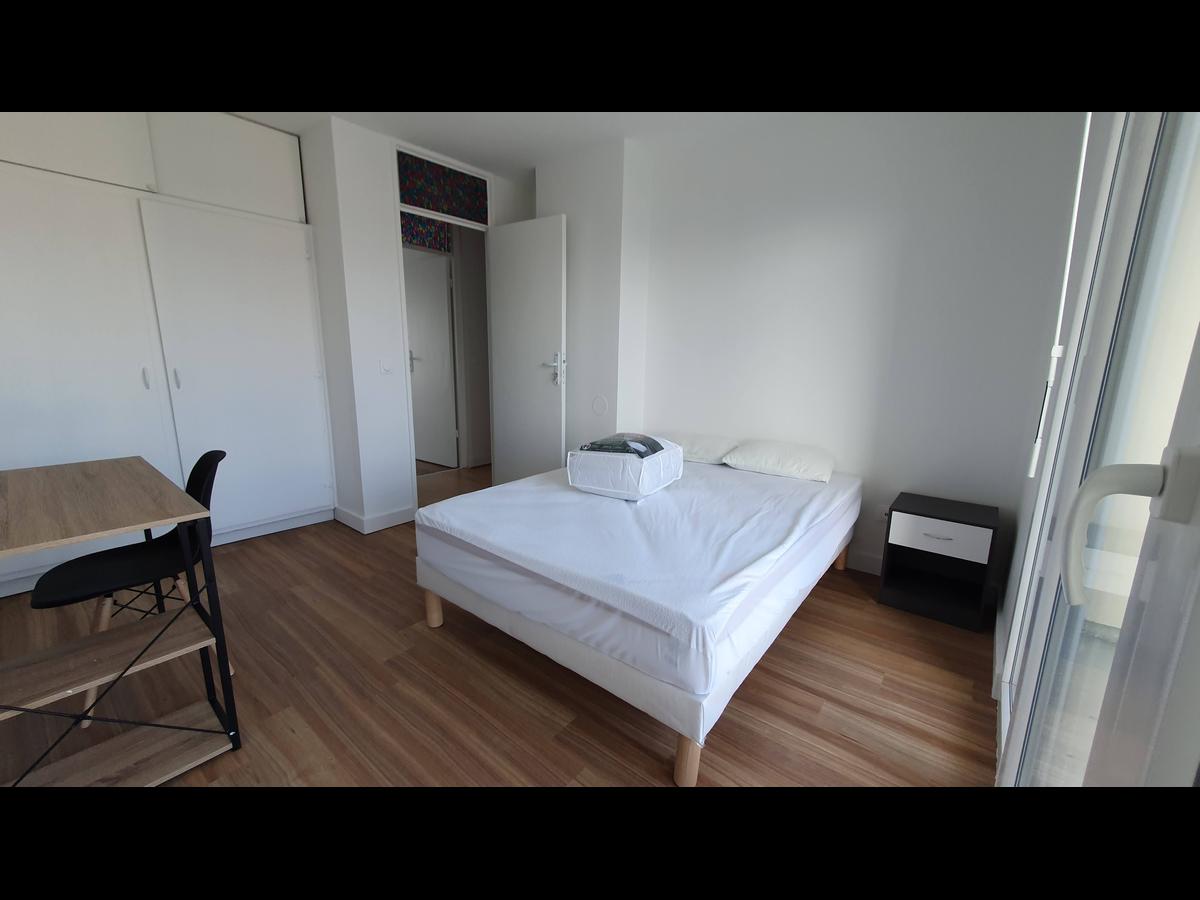 Colocation à Cergy : Chambre avec bureau · Cergy (49 m² le logement) (photo 2/6)
