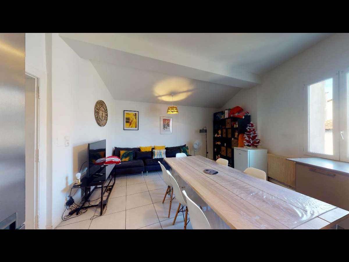 Colocation à Lyon : Chambre avec bureau · Lyon (53 m² le logement) (photo 2/6)