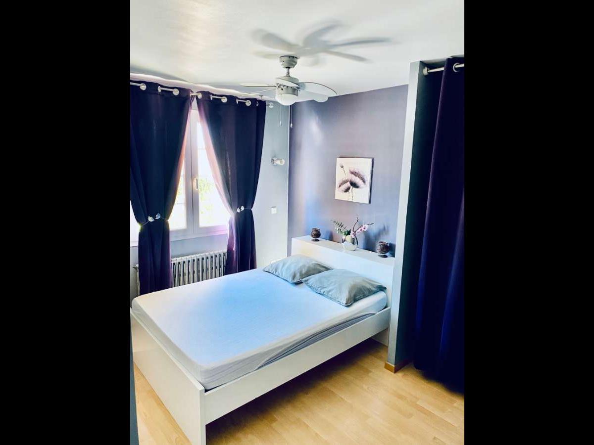 Colocation à Bourg-En-Bresse : Chambre avec bureau · Bourg-en-Bresse (87 m² le logement) (photo 2/6)