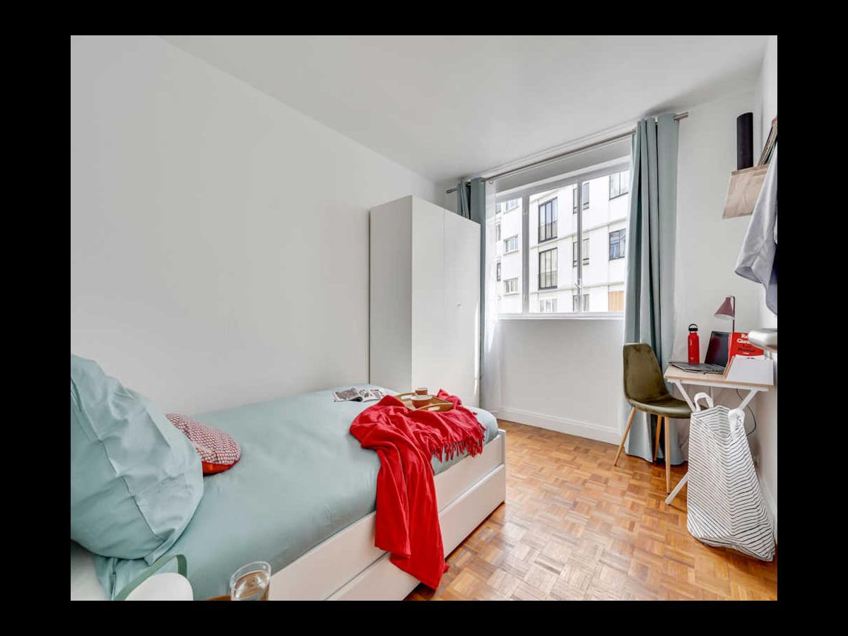 Colocation à Paris : Chambre avec bureau · Paris (43 m² le logement) (photo 5/6)